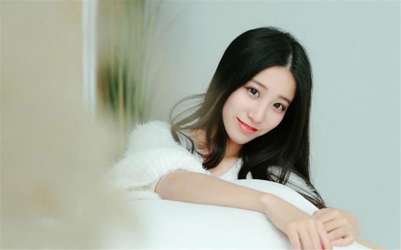 SUV悬在山坡两人危在旦夕 十几人拉绳作保险